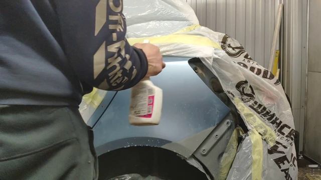 Частичная покраска автомобиля. Локальный окрас детали аэрографом. Убираем жук.
