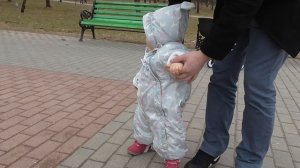 Ребёнок 10 месяцев / Первые шаги на улице