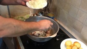 МЯСО С КАРТОШКОЙ И ОВОЩАМИ В КАЗАНЕ! Дома на кухне.