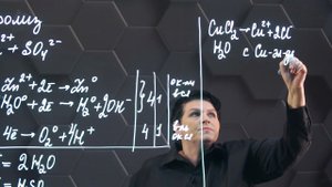 106. Электролиз расплавов и растворов. 10 класс.