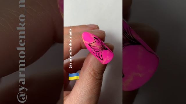 Дизайн ногтей, тонкие линии, роспись в графическом стиле смотреть онлайн