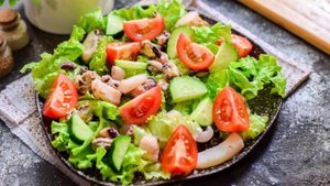 Салат с морепродуктами и сыром