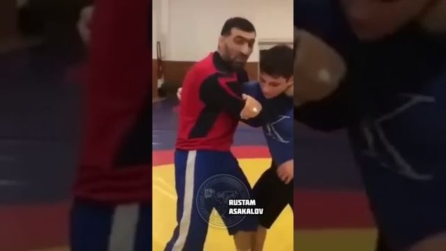 КОРОННЫЙ ПРИЕМ РУСТАМА АССАКАЛОВА? #вольная_борьба #грекоримская_борьба #рустам_ассакалов #спорт смотреть онлайн