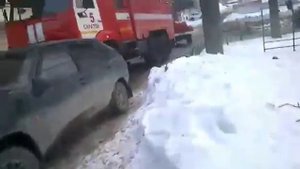 Пожарная машина буксует на скользкой дороге