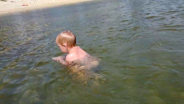 Научилась ЛЕЖАТЬ НА ВОДЕ. Томе 2 года и 5 мес. смотреть онлайн