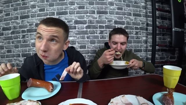 Гуцульская колбаса, копченое сало, роллтон кто быстрее съест! Кто первый съест много еды смотреть онлайн