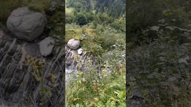 Elm, Glarus, Schweiz. Прогулка с детьми в горах.