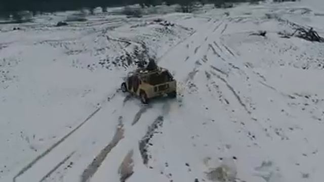 Армейский багги порвал Humvee смотреть онлайн