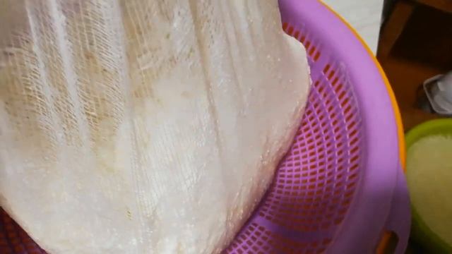 И кто сказал что коровы грозные? Делаем творог, масло... смотреть онлайн