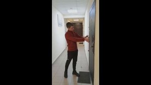 Открыл дверь через глазок