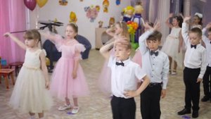 Песня "Мы теперь большие люди". Исполняют выпускники МКДОУ д/с № 420 "Сибирячок" г. Новосибирск