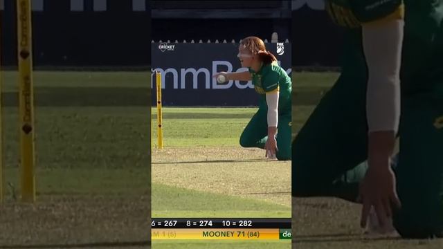 de Klerk’s cracking catch off her own bowling #PlayOfTheDay