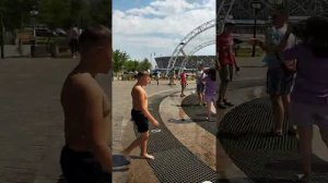 дети купаются в фонтане.  #дети #фонтан.
