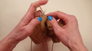 МОДНАЯ ШАПКА С ОБЪЕМНЫМ РИСУНКОМ ДУБОВЫМИ ЛИСТЬЯМИ / Подробный урок вязания спицами / Knit beanie