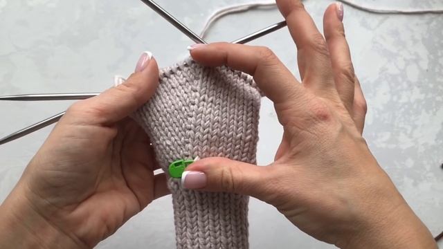 Мастер-класс варежки спицами с косой на любой размер с пальчиком индийским клином из пряжи Lana Gat смотреть онлайн
