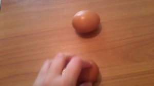 Как узнать варёное яйцо или нет?