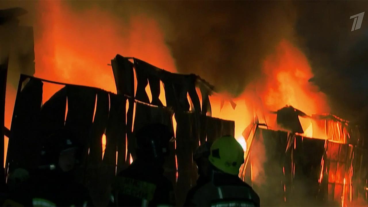 В Московской области в районе МКАД ночью горел склад со стройматериалами