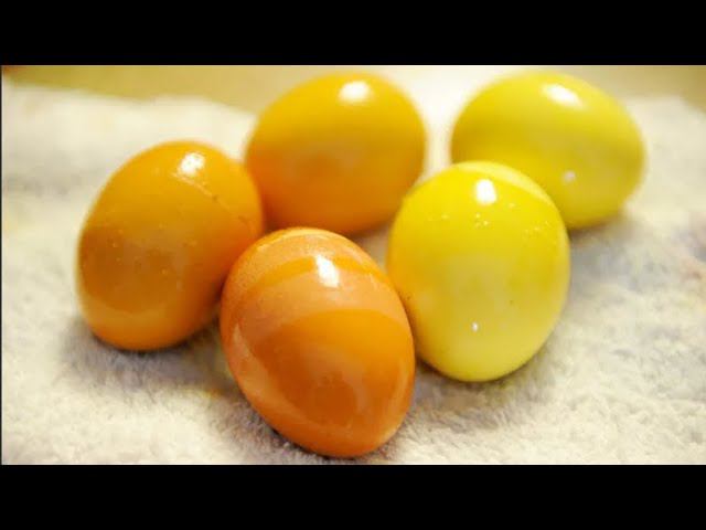 Как покрасить яйца куркумой.