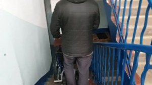 Спуск на мобильном подъемнике БАРС УГП-130, старый дом. Съемка в подъезде.