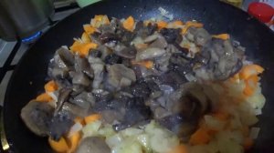 ЖАРКОЕ В ГОРШОЧКАХ ИЗ СВИНИНЫ С ГРИБАМИ И СЫРОМ