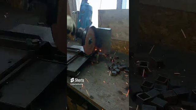 Пилю заготовки, с быстрой  скоростью. смотреть онлайн