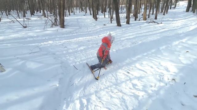 Катя учится кататься на лыжах смотреть онлайн