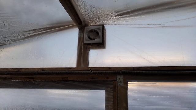 Как понизить температуру в теплице в солнечный день? ВЕНТИЛЯЦИЯ ДЛЯ ТЕПЛИЦЫ!