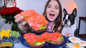 МУКБАНГ лосось и авокадо тост ? мой завтрак Avocado sandwich with salmon mukbang