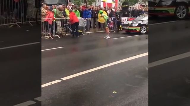 Cannondale rider crashed at Tour De France-2017 смотреть онлайн