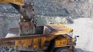 Погрузка БЕЛАЗА экскаватором ЭКГ-6.3Ус