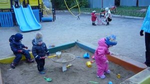 Дети на детской площадке