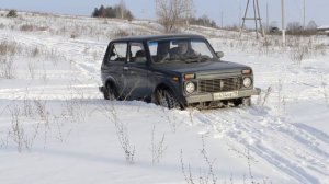 Нива 4х4 застряла в снегу