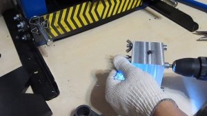 Отливка детали для автомобильного подъемника весом 27 грамм на настольном термопласт автомате