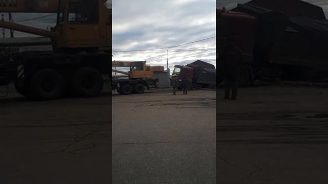 Грузовик провалился на Южном и пытаються вытащить.