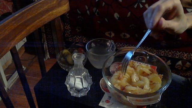 Печеная картошка с луком фри, соленый огурчик и рассол смотреть онлайн