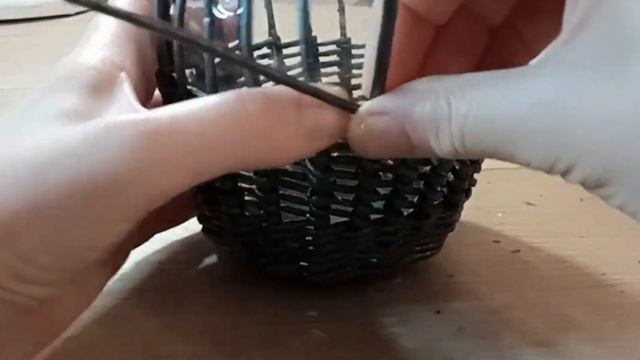 МК. Ажурный узор одной бумажной тубочкой за стойкой. Плетение из газет.