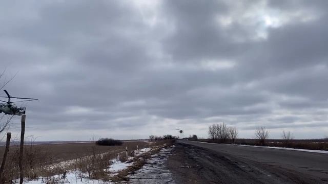 Когда вертолёт делает так, он вам передаёт привет.