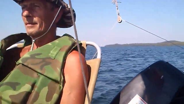 Прогулка на самодельном парусно-моторном катамаране.