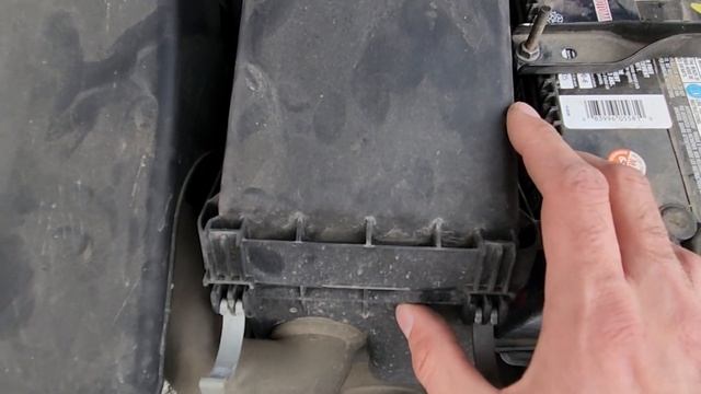 Suzuki SX4 - ENGINE AIR FILTER REPLACEMENT  REMOVAL 2006 - 2013