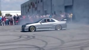 Жесткий дрифт на Nissan Skyline!