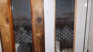 Старый распашной лифт в жилом доме