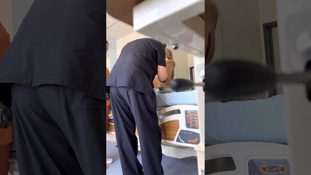 Выкачивает хирург у пациента жидкость из легких профессионал своего дела помогает людям дышать!😎👍 смотреть онлайн