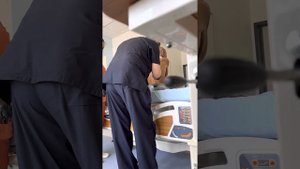 Выкачивает хирург у пациента жидкость из легких профессионал своего дела помогает людям дышать!😎👍