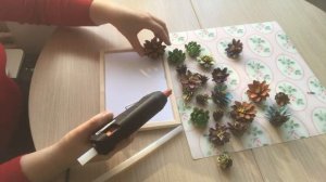 Панно из шишек