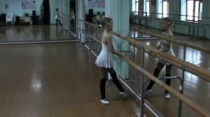 Леночка. Гранд Батман у станка. Стараемся исправлять все ошибки.