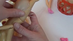 4 БЕРЕМЕННЫЕ БАРБИ ХОТЯТ В БАССЕЙН! Купальники для кукол из маски и живот из яйца Лайфхаки для куко