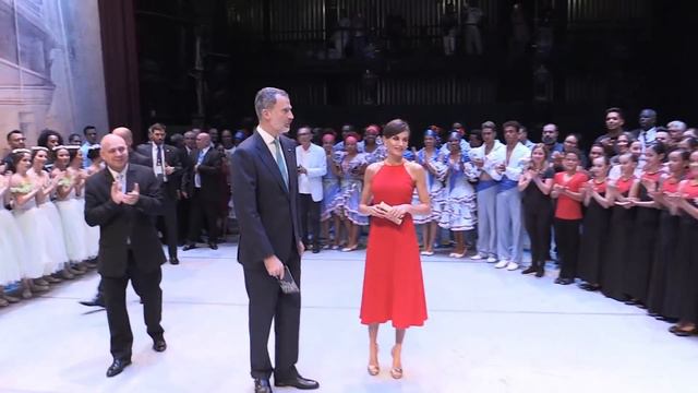 SS.MM. los Reyes en la Gala de ballet clásico en el Teatro Alicia Alonso смотреть онлайн