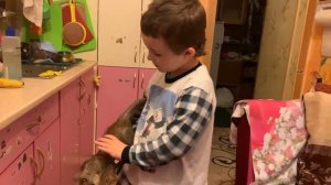 Динозавр двигается как настоящий. А Ваня рычит как динозавр