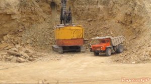 EKG-5 electric shovels load limestone on BELAZ-7522. Погрузка известняка на БелАЗ-7522 ЭКГ-5А