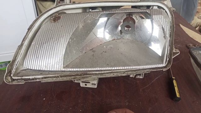 Про переднюю фару от Форда Гелакси Шарана. Как разобрать фару гелакси? и почему не поменять стекло? смотреть онлайн